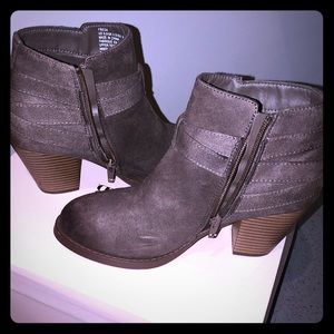 Taupe color barely worn booties!